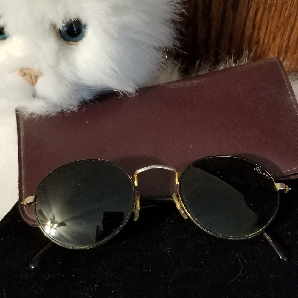 Wirerimmed sunglasses none prescription.